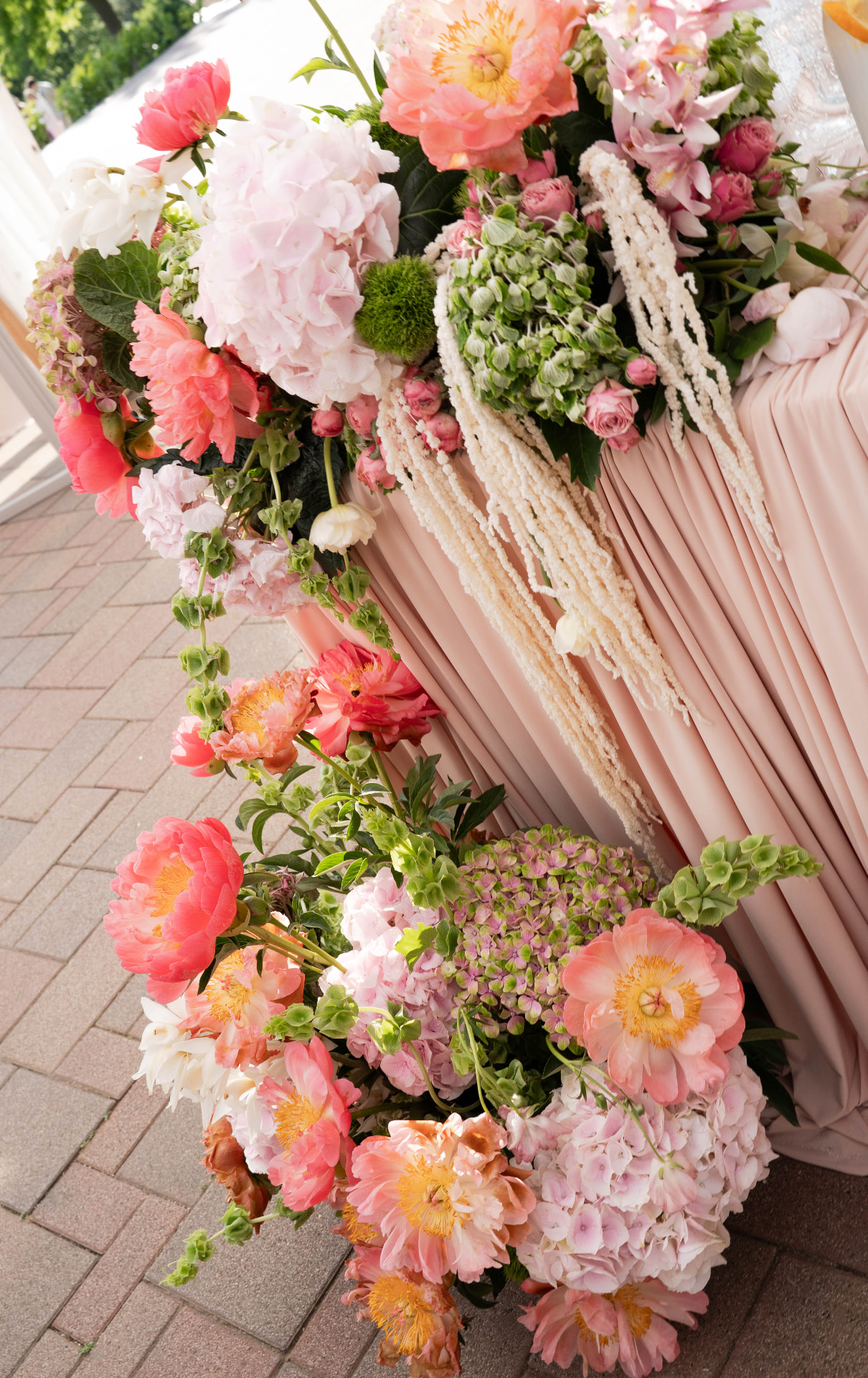 Lush pink and coral floral arrangement on the head table